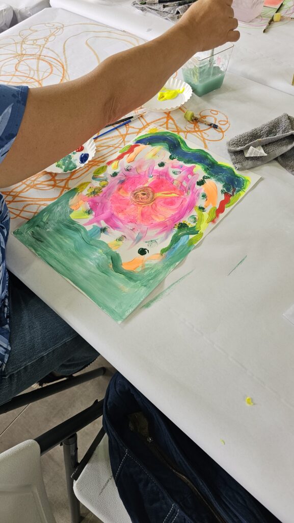 Proceso de pintura de una obra floral durante Puntos de Vida y Color Interno