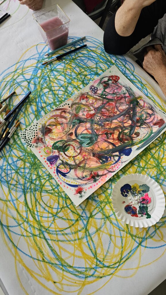 Obra con trazos círculos y pintura durante el proceso creativo de arteterapia MOSAIK