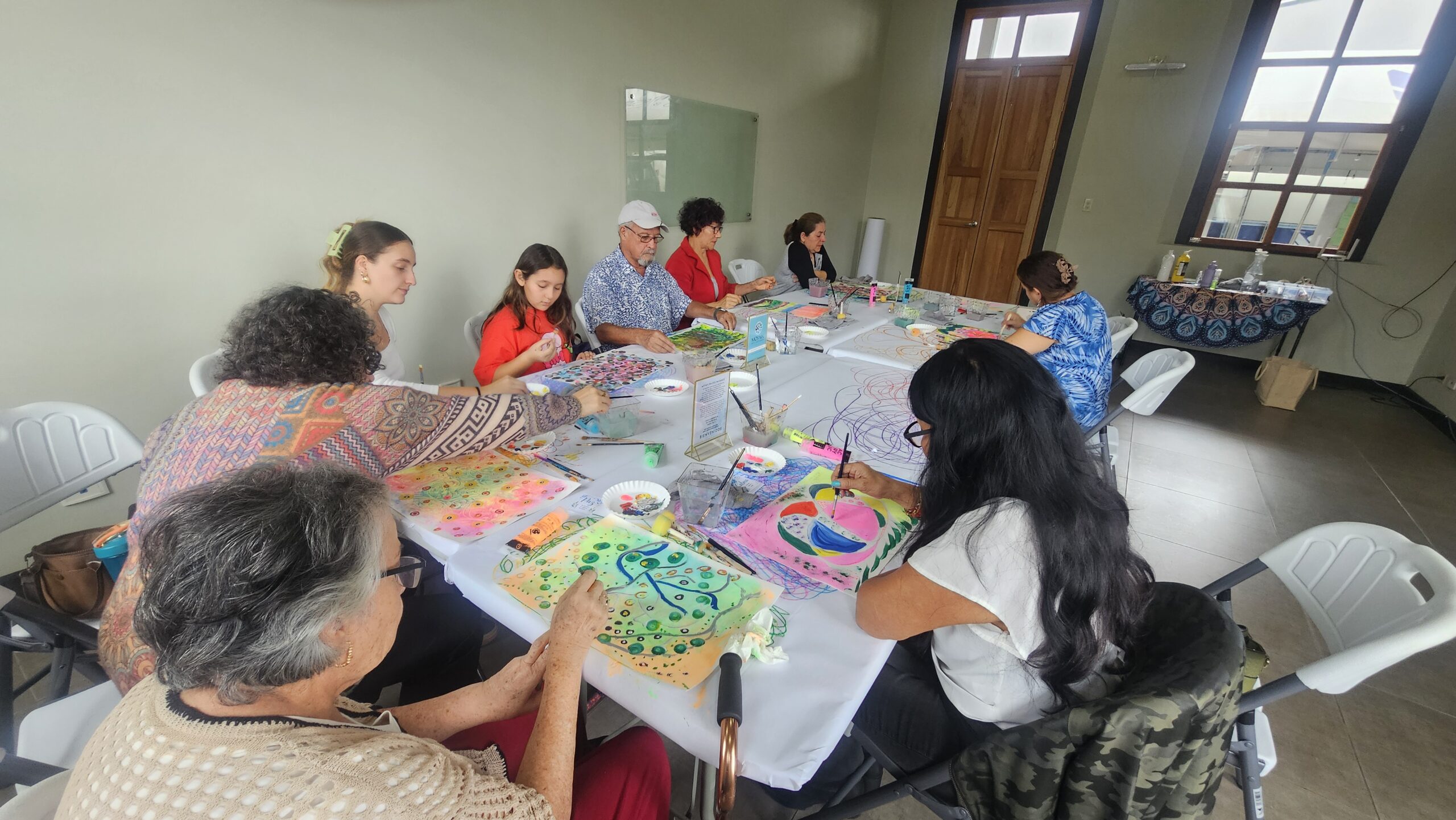 Grupo intergeneracional participa en el proceso creativo de Puntos de Vida y Color Interno en Montes de Oca